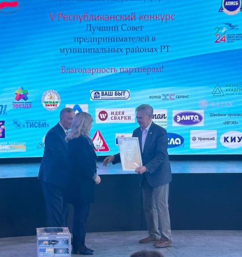 Эшмәкәрләр берлеге җитәкчесе Әнвәр Җиһангиров Казаннан олы бүләк белән кайтты