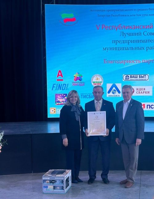 Эшмәкәрләр берлеге җитәкчесе Әнвәр Җиһангиров Казаннан олы бүләк белән кайтты