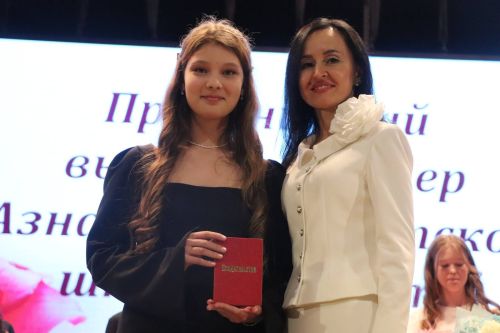 Азнакай сәнгать мәктәбендә укучы 71 бала кулларына таныклык алды