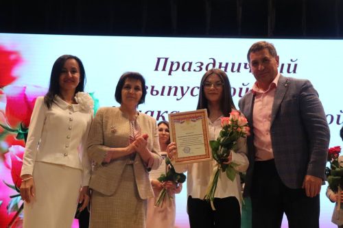 Азнакай сәнгать мәктәбендә укучы 71 бала кулларына таныклык алды