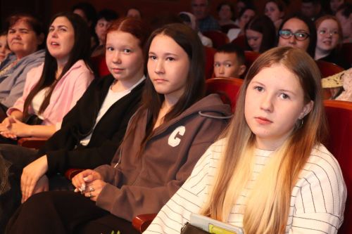 Азнакай сәнгать мәктәбендә укучы 71 бала кулларына таныклык алды