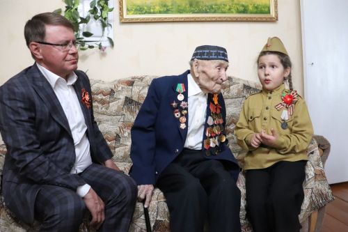 Азнакайда Бөек Ватан сугышы ветераны Гайнулла ага Әюповны Җиңү бәйрәме белән котладылар