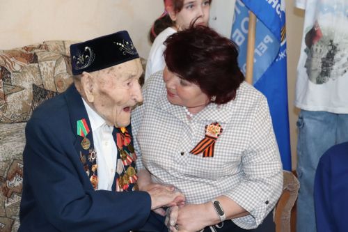 Азнакайда Бөек Ватан сугышы ветераны Гайнулла ага Әюповны Җиңү бәйрәме белән котладылар