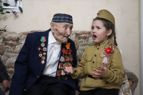 Азнакайда Бөек Ватан сугышы ветераны Гайнулла ага Әюповны Җиңү бәйрәме белән котладылар