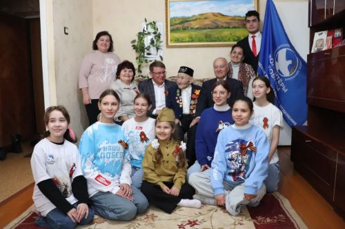 Азнакайда Бөек Ватан сугышы ветераны Гайнулла ага Әюповны Җиңү бәйрәме белән котладылар