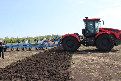 В Азнакаевском районе провели конкурс пахарей