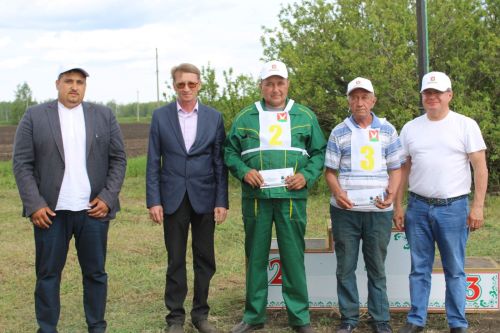 В Азнакаевском районе провели конкурс пахарей