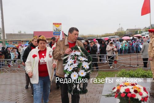 В Актюбе открыли обновленный памятник павшим