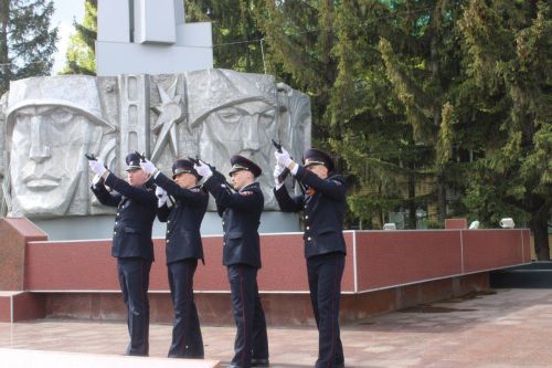 К мемориальному комплексу на площади Победы в Азнакаево возложили венки и букеты цветов