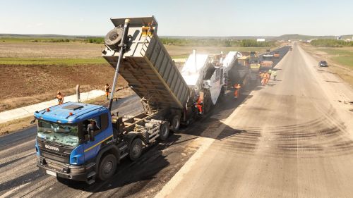 В Татарстане на обходе Нижнекамска и Набережных Челнов приступили к укладке верхнего слоя асфальтобетона