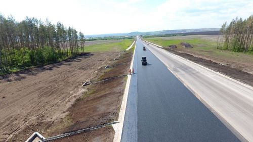 В Татарстане на обходе Нижнекамска и Набережных Челнов приступили к укладке верхнего слоя асфальтобетона