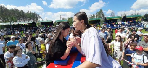 Гости Сабантуя спешат принять участие в армрестлинге