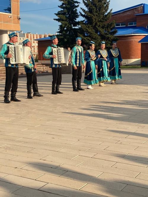 Объединил хоровод дружбы