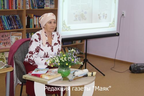 Вышла в свет седьмая книга азнакаевской поэтессы Сарвар Ханиповой