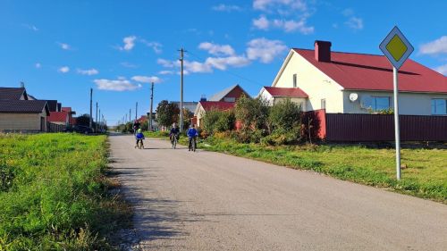 Монолитта яшәүче балалар велосипедта узыштылар