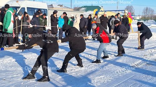 Азнакаевская сельская молодежь соревновалась в перетягивании каната