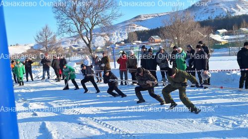 Азнакаевская сельская молодежь соревновалась в перетягивании каната