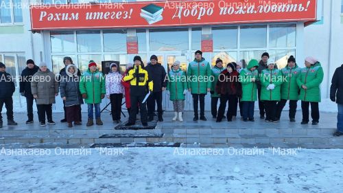 Азнакаевская сельская молодежь соревновалась в перетягивании каната