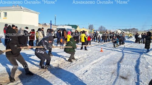 Азнакаевская сельская молодежь соревновалась в перетягивании каната