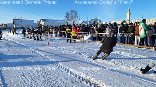 Азнакаевская сельская молодежь соревновалась в перетягивании каната