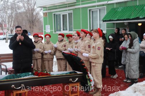 Азнакай үзенең бердәнбер Бөек Ватан сугышы ветераны Аюпов Гайнулла Гаффаз улы белән хушлашты