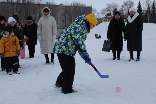 «Ура, зима, каникулы!»: в Азнакаево прошла спортивно-игровая программа для детей и родителей
