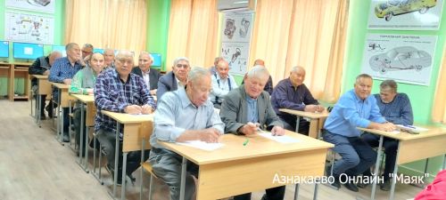 В Азнакаево старшее поколение за рулем учится новому