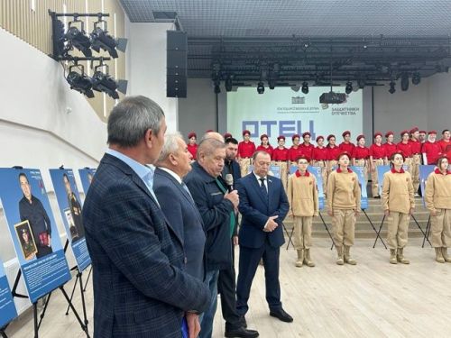 В Азнакаевском районе открылась передвижная фотовыставка «Отец Героя»