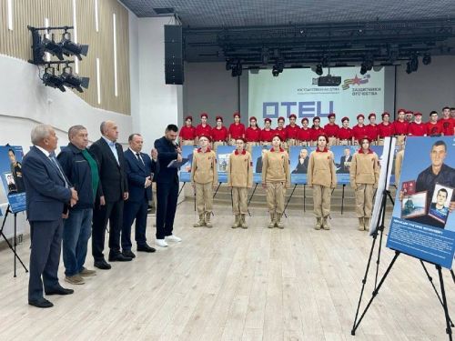 В Азнакаевском районе открылась передвижная фотовыставка «Отец Героя»