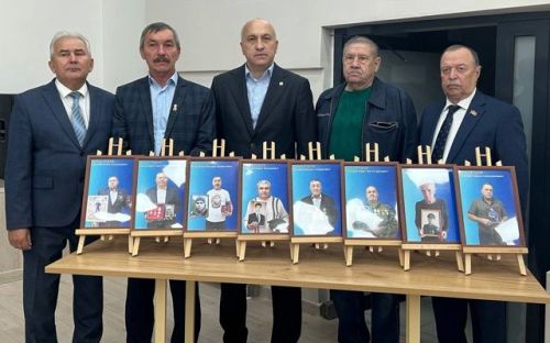 В Азнакаевском районе открылась передвижная фотовыставка «Отец Героя»