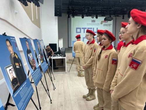 В Азнакаевском районе открылась передвижная фотовыставка «Отец Героя»