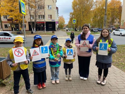 «Трехцветный друг» за безопасный переход: акция ЮИД в Азнакаево