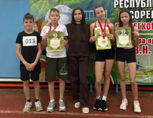 Азнакай спортчылары тиз йөгерә