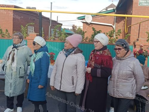 Собрались земляки у знакомой калитки