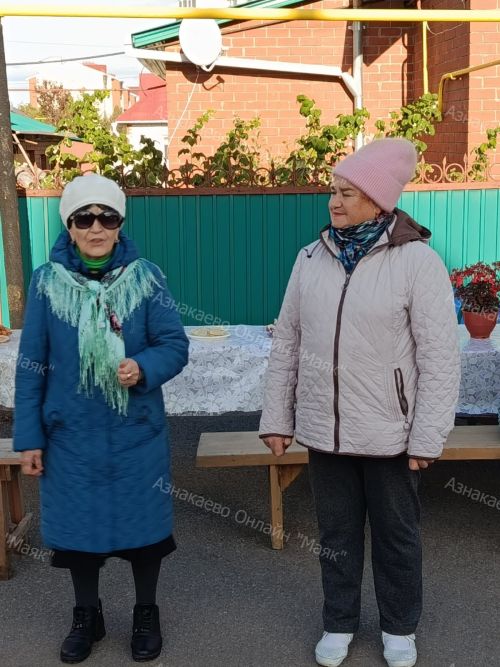 Собрались земляки у знакомой калитки