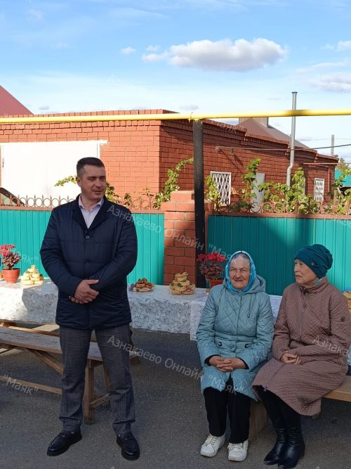 Собрались земляки у знакомой калитки