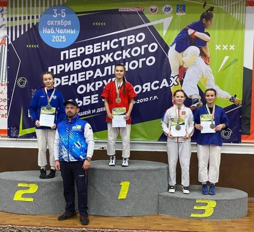 Азнакайның көрәшче кызы Идел буе федераль округы беренчелегеннән бронза медаль белән кайтты