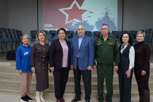 Общественный совет Азнакаево посетили выставку «Отец героя»