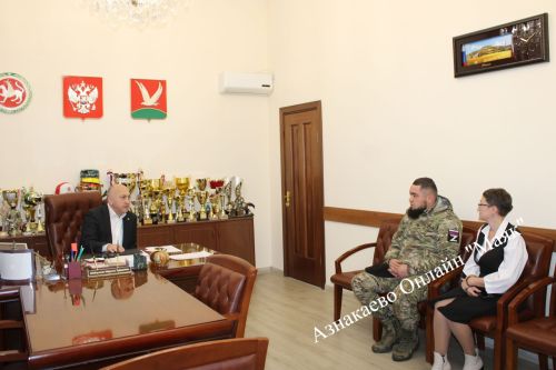 Геройлар янәшәдә: Азнакай районы башлыгы мобилизацияләнгән якташыбыз белән очрашты