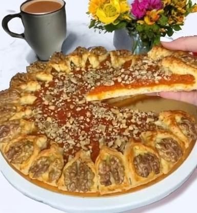 Проще не бывает: готовим нежнейший пирог с курагой и орешками