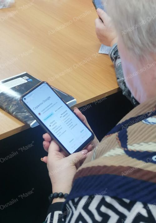 Азнакаевские пенсионеры осваивают мобильные технологии