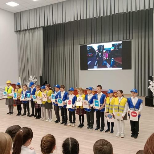 Юные инспекторы движения Азнакаево призывают к безопасности на дорогах