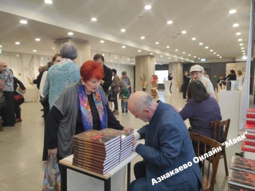 Азнакайлылар «Татнефть» нең китап презентациясендә: автографлар, җылы сүзләр һәм якташларыбыз өчен горурлык