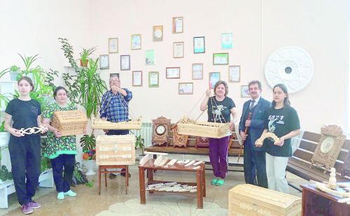 В руках мастера и дерево поет
