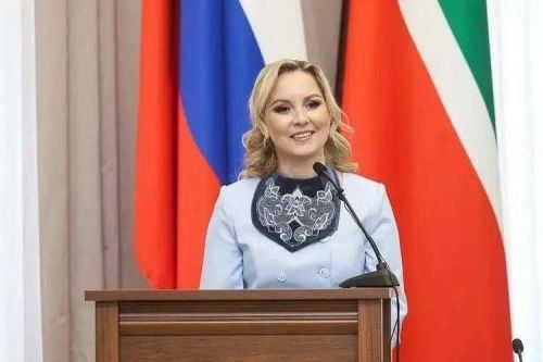 Эльвира Ахметова поздравила сотрудников ЗАГСа с профессиональным праздником