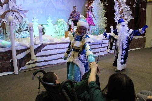 «Зимняя сказка» для особенных гостей: в Азнакаевском культурном центре стартовали новогодние утренники