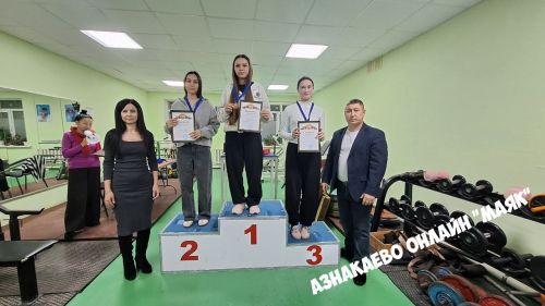 В Азнакаево разыграли Кубок Деда Мороза по армрестлингу
