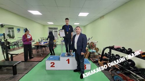 В Азнакаево разыграли Кубок Деда Мороза по армрестлингу
