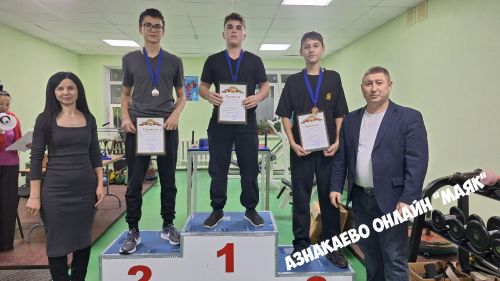 В Азнакаево разыграли Кубок Деда Мороза по армрестлингу