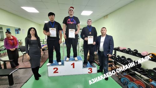 В Азнакаево разыграли Кубок Деда Мороза по армрестлингу